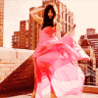 Девушка в розовом платье на крыше