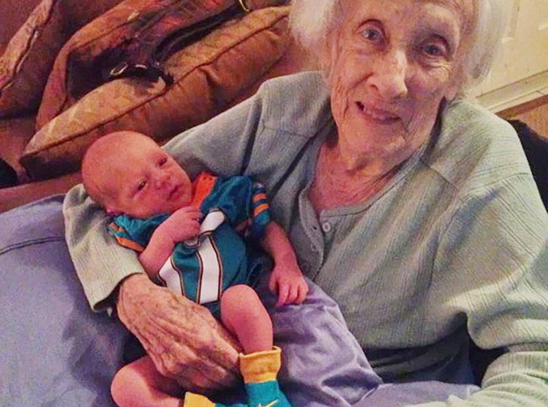 Бабка и негр во внуки ей годящийся 