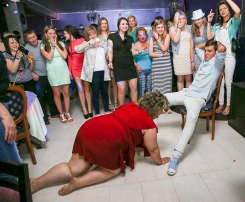 Пьяная сотрудница танцует на Новогоднем корпоративе голая фото