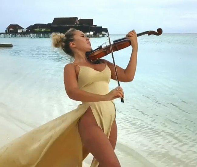 Блондинка играет на скрипке голой чтобы её точно взяли в универ