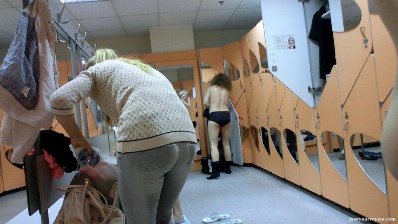 В раздевалке спортзала девушка попалась на камеру обнаженной пока переодевалась