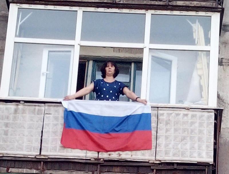 Фото Флага Днр На Окне Дома Своего