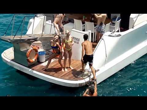 Бритоголовый ебака снимает любительский секс в море на яхте с бабой