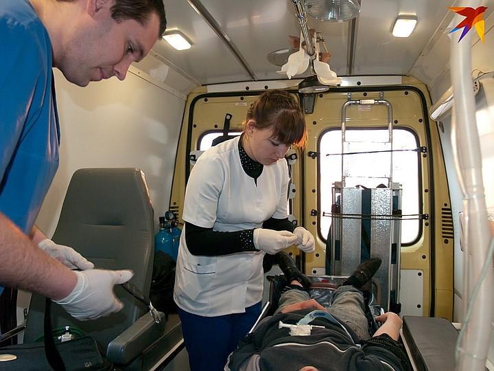 Пациент перевозбудил молодую медсестру-худышку в машине скорой помощи