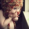 Малыш в вязанной шапке