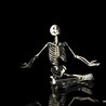 Аватарка - Скелет сидит и молится