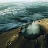 Кратер вулкана над облаками