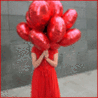 Девушка с красными шариками