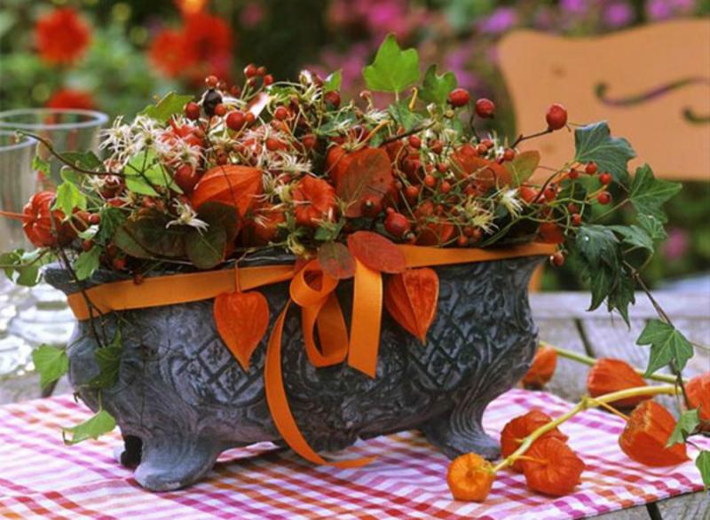 Осенняя композиция на стол. Осенний букет в интерьере. Осенняя композиция. Нарядный осенний декор с домиками. Осенний букет экибана.