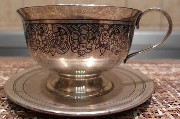 Наперсток с надписью кавказ 1915 серебро. Чернь вид гравировки 6 букв сканворд. Чем отличается эмаль от черни ювелирная. Вид черни. Чернь по серебру великий устюг.