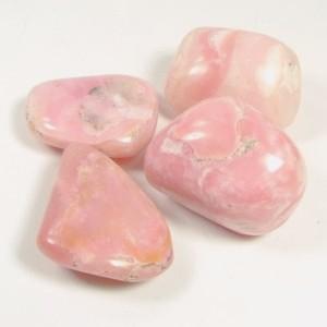 Розово белый камень. Pink Opal Stone камень. Розовый опал Куцеволова. Розовый камень с прожилками. Розовый камень с белыми прожилками.