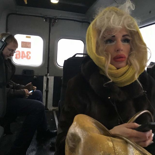 Думали что она глупая богачка. Мы ехали в маршрутке. Накрашенная бабушка в автобусе. Бабка с макияжем в автобусе. Тётка в трамвае.