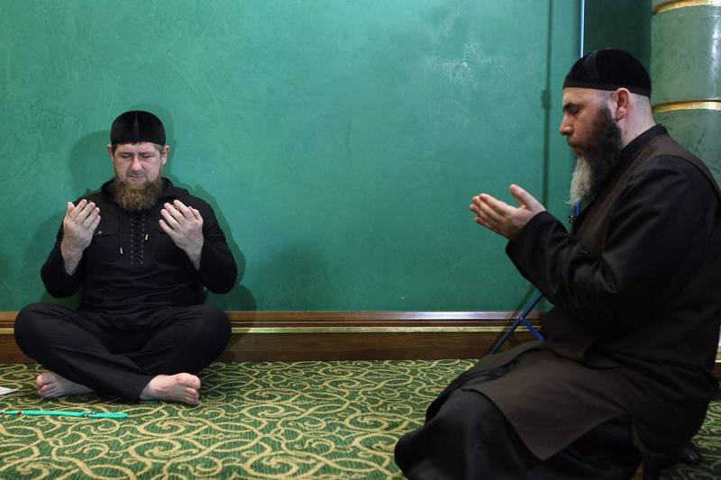Кадыров намаз. Чеченцы молятся. Рамзан Кадыров молится. Чеченские коллективные молитвы.
