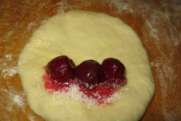 Формовка пирожков с вишней