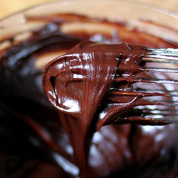 Минута шоколада. Шоколадная глазурь. Обливка шоколадом. Глазировка шоколадная. Шоколадная глазурь для торта из какао.
