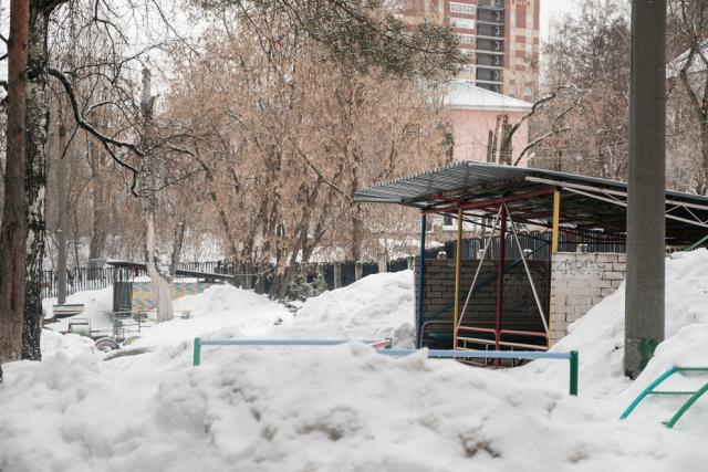 Должны ли воспитатели чистить снег на участке в детском саду своими руками