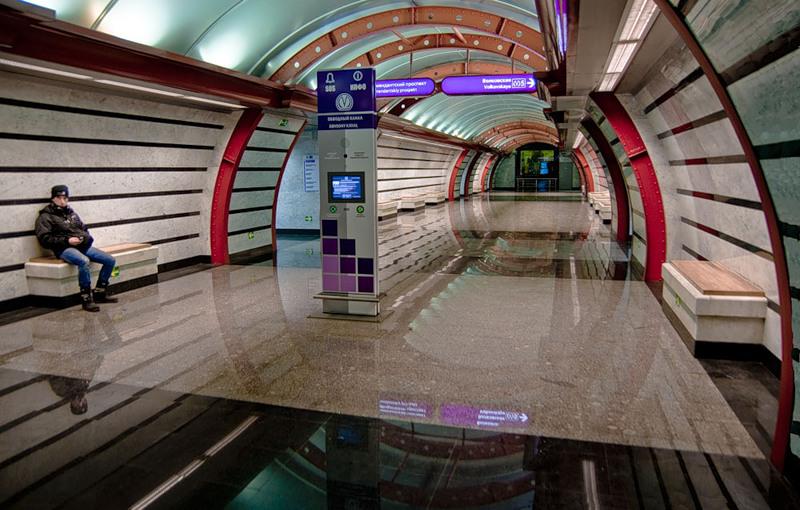 Боюсь метро. Таганско-краснопресненская линия метро поезда. Люди в вагоне. Психолог в метрополитен. Боровицкая метро эскалатор.