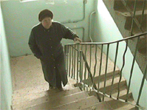 Подниматься по лестнице в подъезде. Лестница в подъезде. Поднимается по лестнице в подъезде. Человек поднимается по лестнице в подъезде. Бабушка на лестнице.