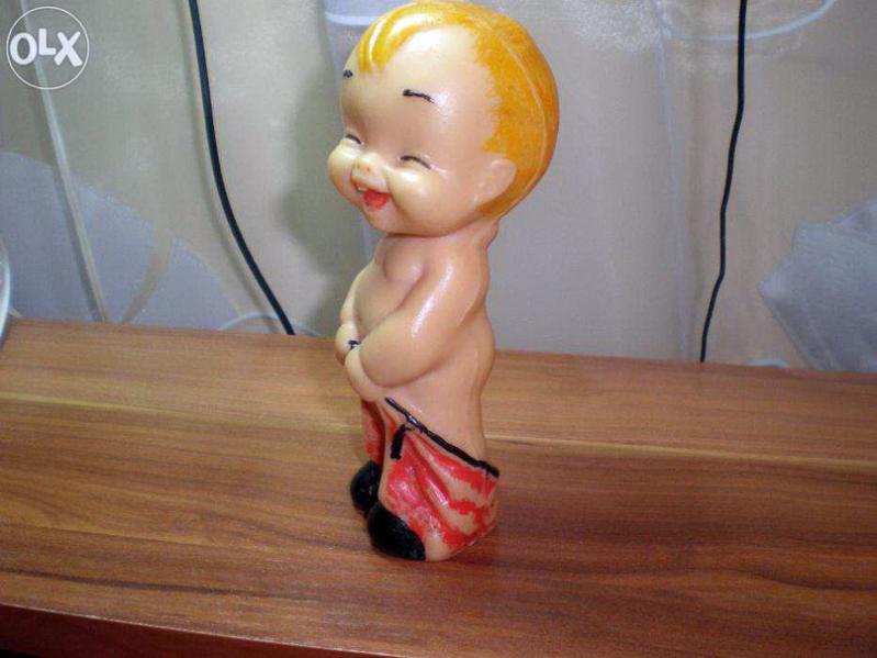 Мальчик со спущенными штанами
