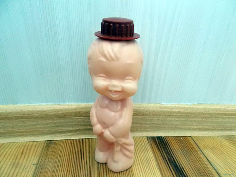 Мальчик со спущенными штанами