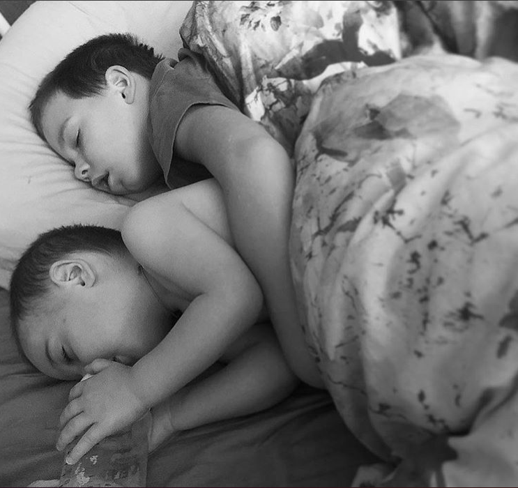 Мальчики спят вместе. Мальчики спят в обнимку. Малыши спят в обнимку. Спящие мальчики.