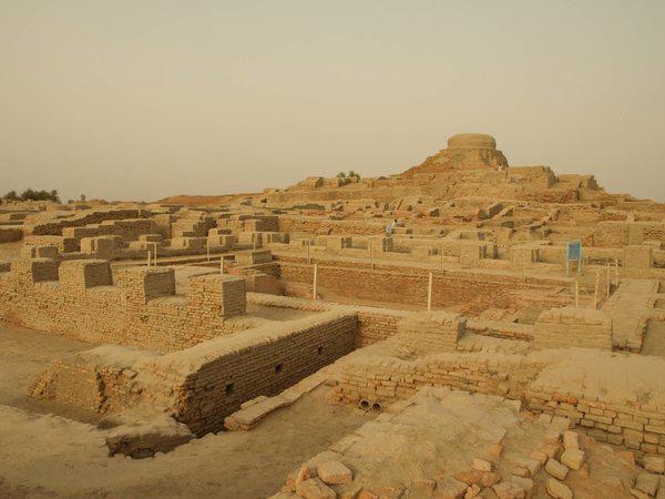 Цивилизации реки инд. Храм Мохенджо Даро. Мохенджо Даро древний город. Мохенджо Даро раскопки. Город Хараппа в древней Индии.