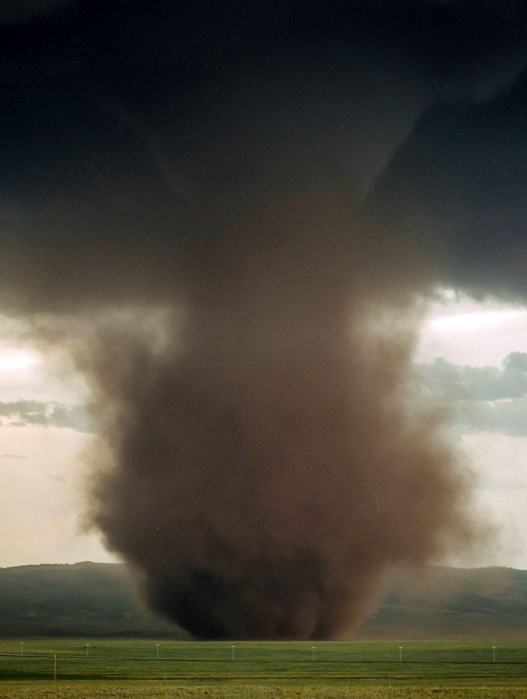 Смерч серый. Торнадо f3 смерч. Торнадо ef4. Самое большое торнадо в мире. Ядерный смерч фильм 2002.