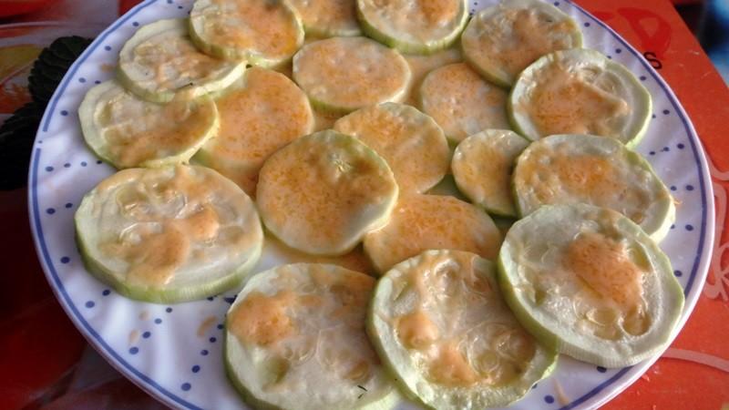 Блюда из кабачков в микроволновке. Кабачки с сыром с микроволновке. Блюда из кабачков в микроволновке. Кабачки с фаршем в микроволновке. Кабачки дольками на сковороде.