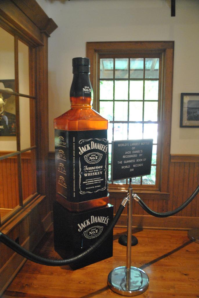 Бутылка виски на подставке. Виски Джек Дэниэлс 10 литр. Виски Джек Дэниэлс 5 литров. Большая бутылка коньяка Джек Дэниэлс. Джек Дэниэлс качели 5 литров.