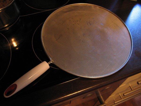Чтобы не брызгало масло на сковороде. Крышка металлическая для сковороды. Крышка для сковородки для жарки. Прикрывается крышкой от сковороды. Накрыть крышкой сковородку.
