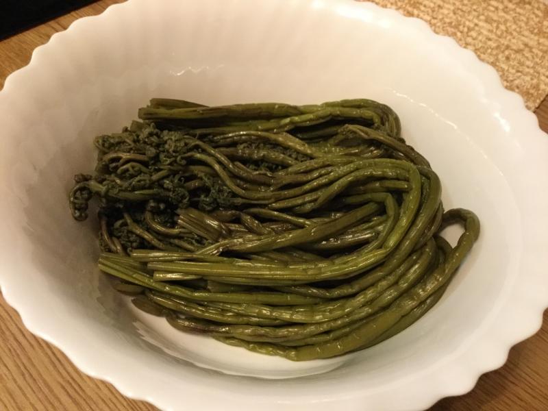 Папоротник орляк блюда. Папоротник орляк соленый. Салат из папоротника орляка. Папоротник орляк по корейски. Папоротник с картошкой.