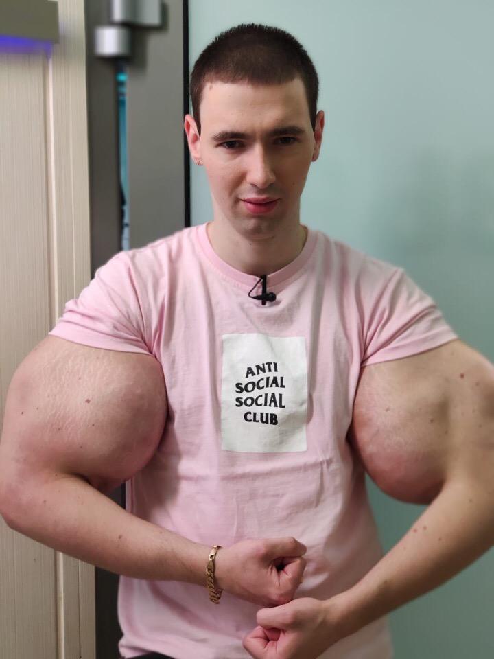 Накаченные руки у парня