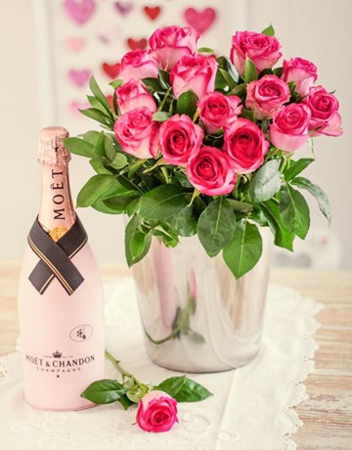 Шампанское и розы оригинал. Цветы и шампанское. Шампанское и розы. Букеты цветов и шампанского. Букет цветов и шампанское.
