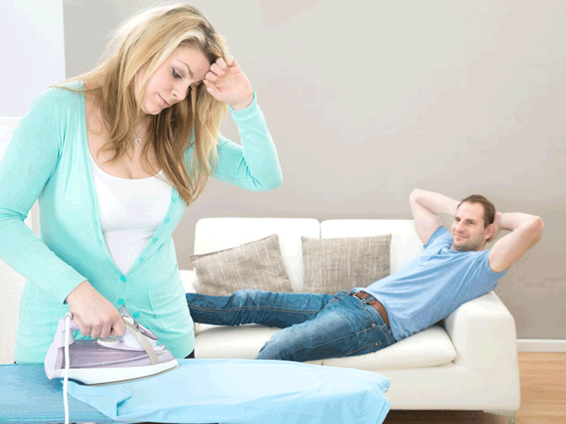 муж и жена убираются. мужчина и домашние дела. муж не хочет работать. мужчина дает деньги женщине. жена мало работает.