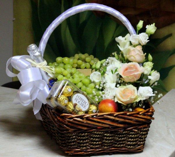 Свадебная корзина с фруктами
