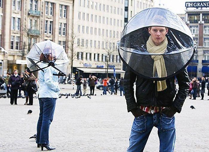 Одолжил ей зонтик. Прикольные зонты. Смешные зонтики. Зонт на голову. Человек с зонтом.