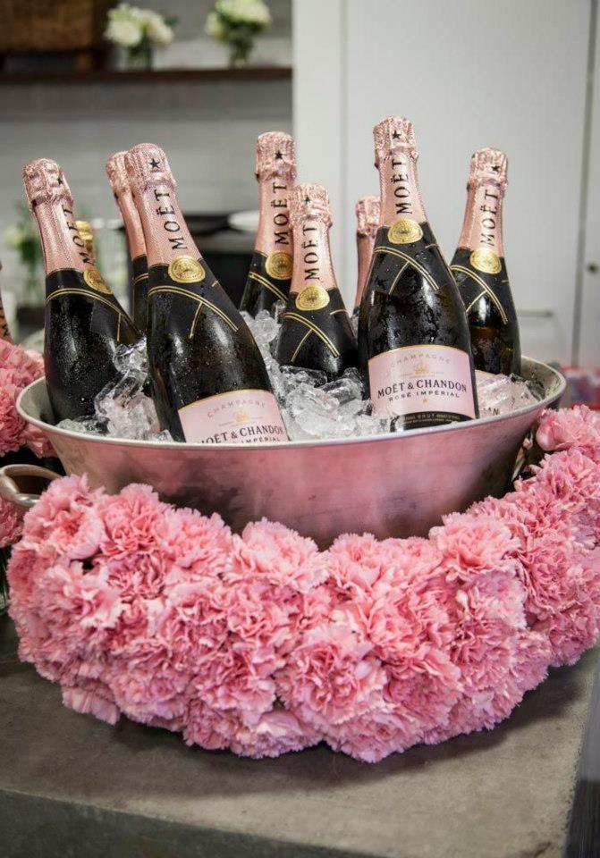 Сколько глав в шампанское и розы. Цветы и шампанское. Букет цветов и шампанское. Цветочное шампанское. Букет с шампанским.
