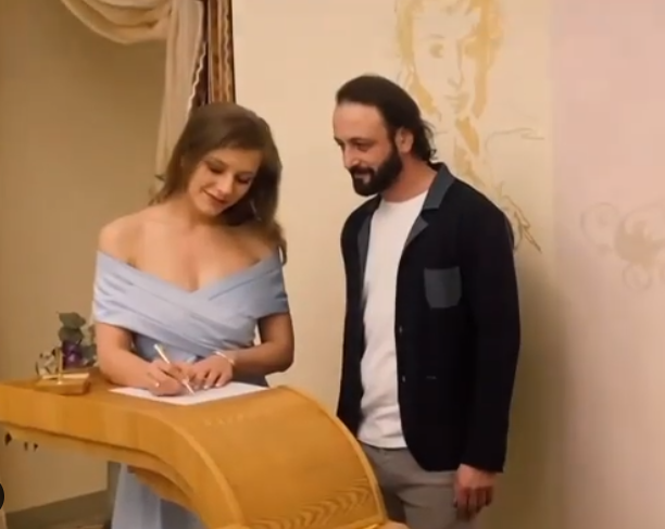 "Ах эта свадьба": актриса Елизавета Арзамасова и фигурист ...