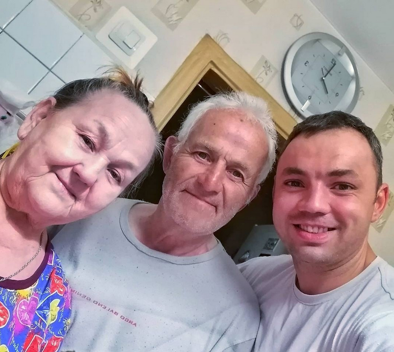 Девушка которая живет с родителями. Родители и взрослый сын. Мужчина знакомит с родителями. Взрослые дети с родителями. Взрослые дети с родителями.