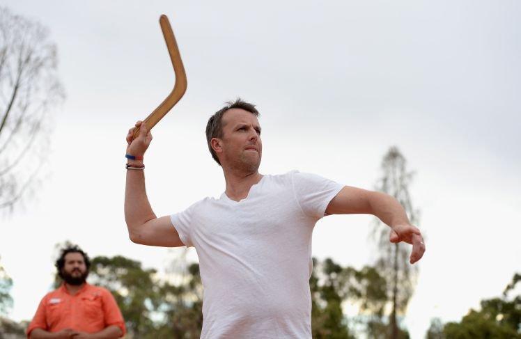 Человек кидает. Брошенный человек. Мужчина кидает. Брошенный человек. Мальчик бросает камень.