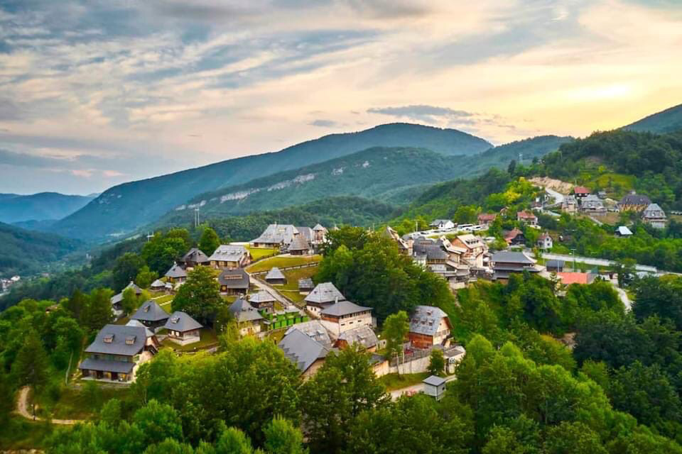 Какой час в сербии. Дрвенград Эмира Кустурицы в Сербии. Деревня Кустурицы в Сербии. Этнодеревня Дрвенград Сербия. Деревня Эмира Кустурицы.