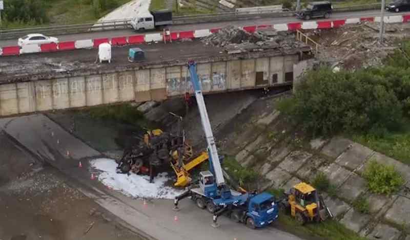 Памятник мосту в Новосибирске