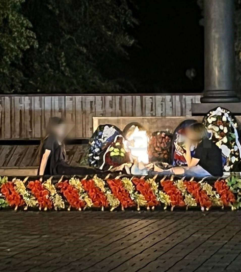 В кольчугино оцепили вечный огонь. Осквернение вечного огня. Надругательство над вечным огнем. Подростки вечный огонь. Вандалы осквернили вечный огонь.