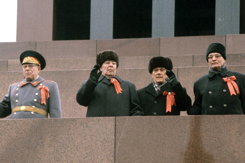 Красная площадь на мавзолее СССР