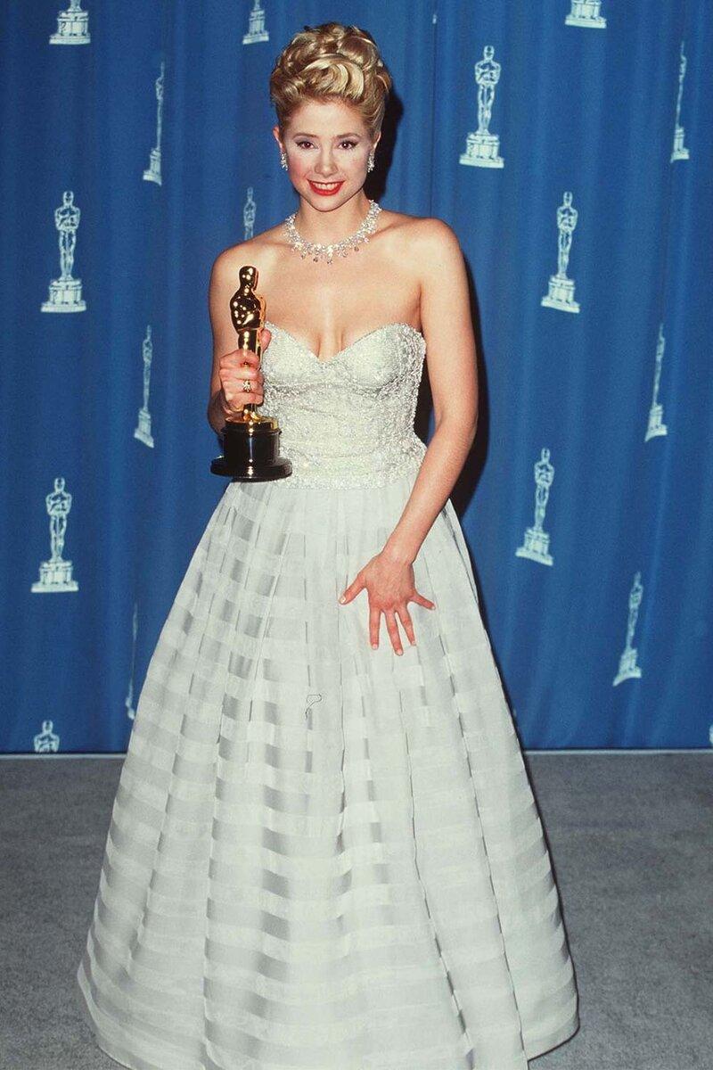 Шэрон стоун 1998 оскар. Шерон стоун стиль одежды. Шэрон стоун оскар. Шэрон стоун в белой рубашке. Sharon stone 1998.