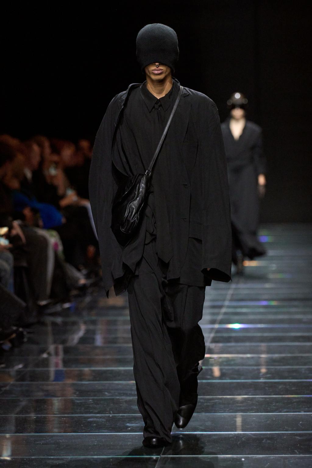 Грязные штаны и куртки размером с дом: показ модного дома Balenciaga ...