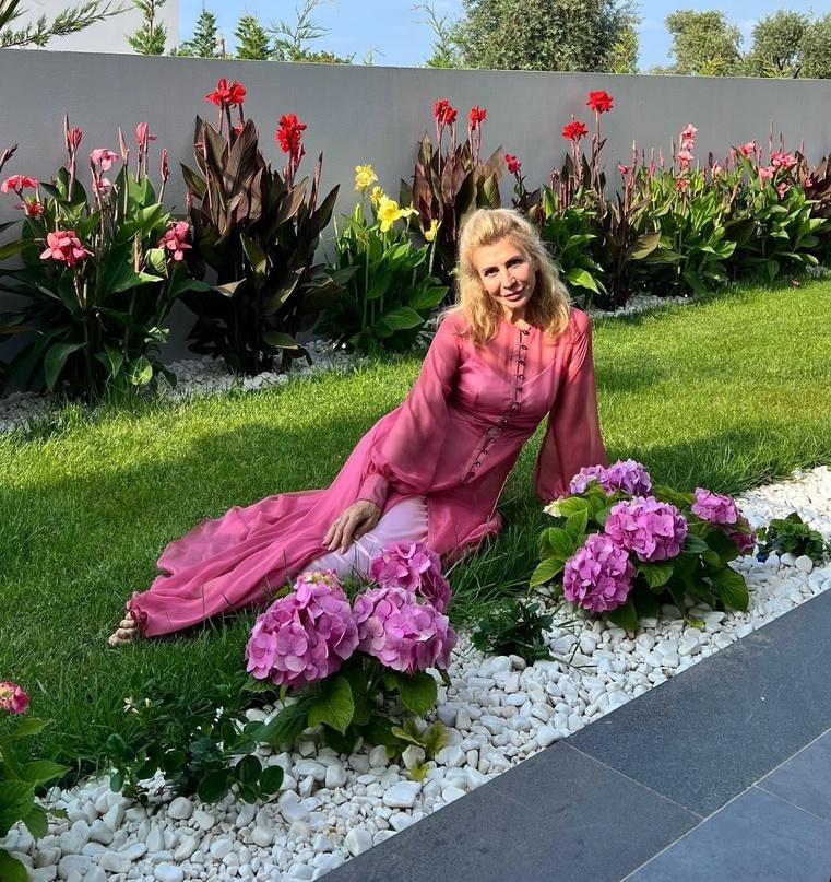 Роскошная Ирина Агибалова в своем саду. И не скажешь, что ей уже 59 лет ...