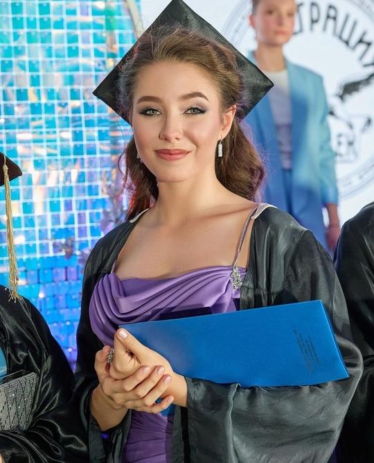 Дочь Юлии Началовой, Вера Алдонина окончила школу с золотой медалью ...