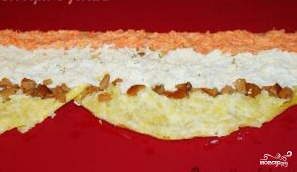 Салат пенек из блинов с ветчиной и грибами